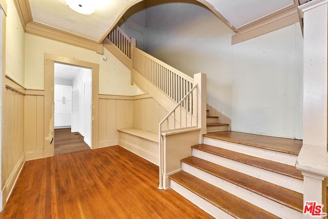 2619 Raymond Avenue, Los Angeles CA: https://media.crmls.org/mediaz/b6bbf223-5a63-4453-822f-3b3b71331c64.jpg