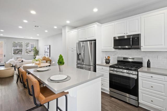 16206 Veridian Cir, San Diego CA: https://media.crmls.org/mediaz/b6bcb869-064d-4aa1-9b8c-643d443e8d2e.jpg