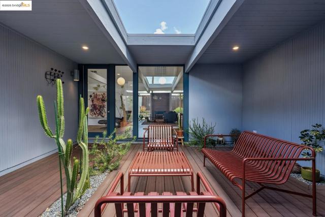 4003 Santa Fe CT, Concord CA: https://media.crmls.org/mediaz/b6bcfebf-7c4b-40e1-b2eb-dd2b05cf44f7.jpg