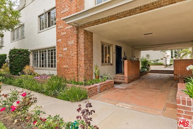 11901 Sunset Blvd Boulevard, Brentwood CA: https://media.crmls.org/mediaz/b6bd00a0-99a4-4057-8ed6-4ebda69faad9.jpg