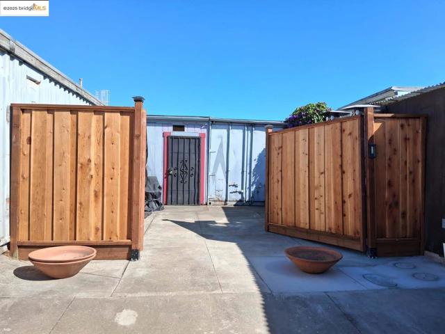 1126 11th AVE, Oakland CA: https://media.crmls.org/mediaz/b6bd2562-9b02-441d-8fbb-c1a6932bb2ef.jpg
