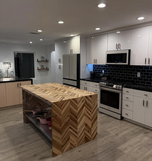 68716 Avenida Diosa, Cathedral City CA: https://media.crmls.org/mediaz/b6bd80e3-c21f-4b73-96fc-2bc9e491abae.jpg
