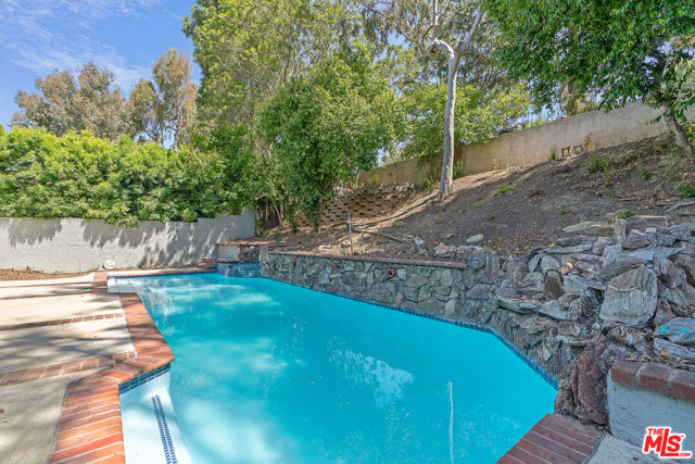 19 Rippling, Irvine CA: https://media.crmls.org/mediaz/b6bdac57-fb10-4b1a-83ad-28386d011cac.jpg