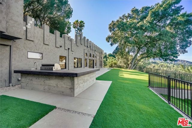 15851 Mulholland Place, Los Angeles CA: https://media.crmls.org/mediaz/b6bde2e2-2c0f-4e02-bebd-fb1761d5dc95.jpg