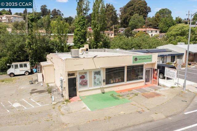 4955 Appian Way, El Sobrante CA: https://media.crmls.org/mediaz/b6be2c58-130c-4803-abae-a96e0f444cc7.jpg