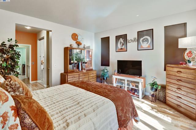 337 Upton Pyne Dr, Brentwood CA: https://media.crmls.org/mediaz/b6be30f5-c6eb-45ba-9255-de6303599cc1.jpg