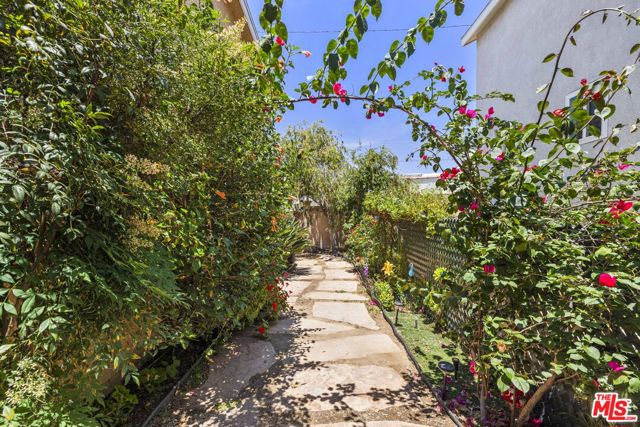 21683 Wo He Lo Trail, Chatsworth CA: https://media.crmls.org/mediaz/b6c04df8-2d35-4684-84a2-784ac6775f44.jpg