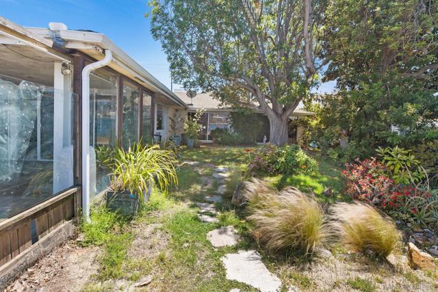 515 1st St, Coronado CA: https://media.crmls.org/mediaz/b6c06e38-d4ea-4aaf-84f7-6ba1f859df52.jpg