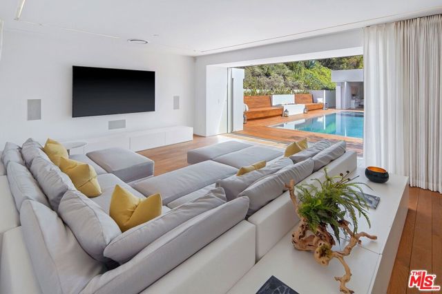 1106 N Hillcrest Road, Beverly Hills CA: https://media.crmls.org/mediaz/b6c0ac76-98f9-42b8-bf20-4ade46ce2ffa.jpg