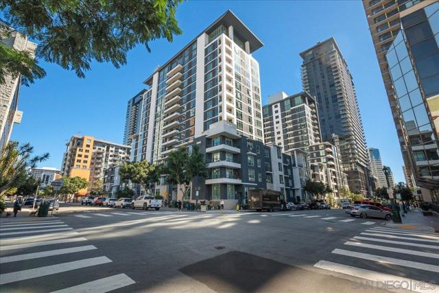 425 W Beech St, San Diego CA: https://media.crmls.org/mediaz/b6c1a050-178b-41ad-bb8a-81ad6d0988a4.jpg