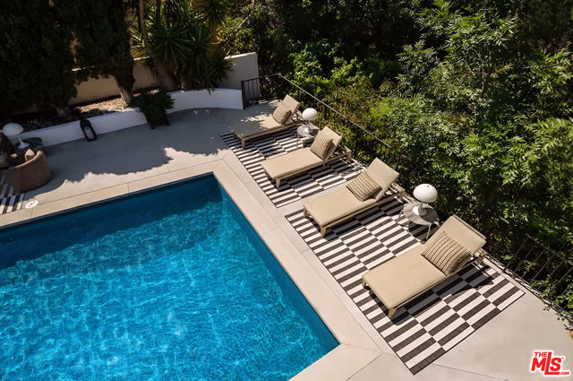 11428 Dona Lola Drive, Studio City CA: https://media.crmls.org/mediaz/b6c1ae32-9bce-472d-bb97-6f29ada20589.jpg