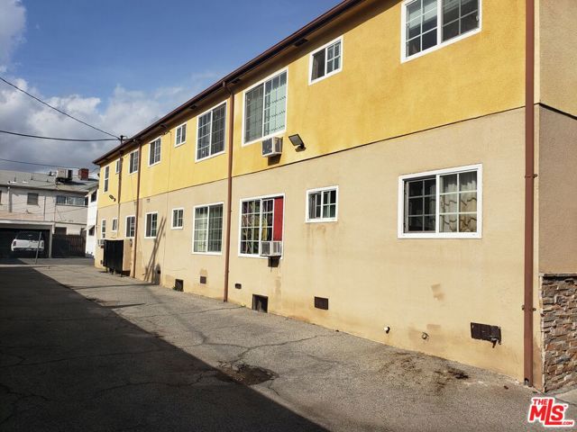 6649 Sepulveda Boulevard, Van Nuys CA: https://media.crmls.org/mediaz/b6c29876-e9f9-492d-b913-3d4df96fc55e.jpg