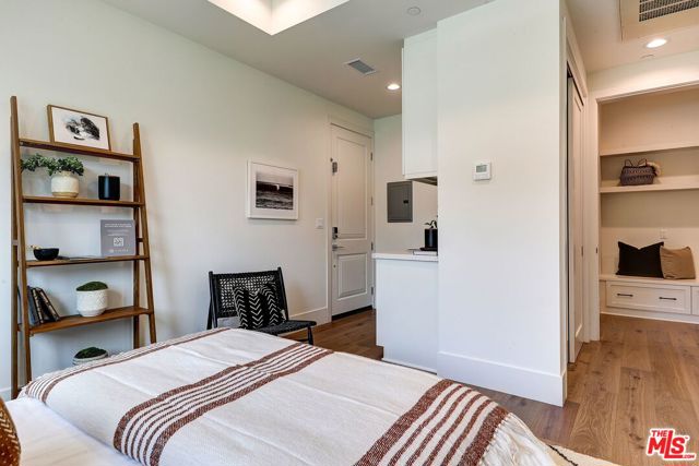 7733 Henefer Avenue, Los Angeles CA: https://media.crmls.org/mediaz/b6c32c3f-9dde-4c92-9783-396b26424c0c.jpg