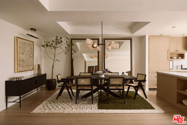 211 S Spalding Drive, Beverly Hills CA: https://media.crmls.org/mediaz/b6c336ab-3fdf-4c2a-9587-64c18936e665.jpg