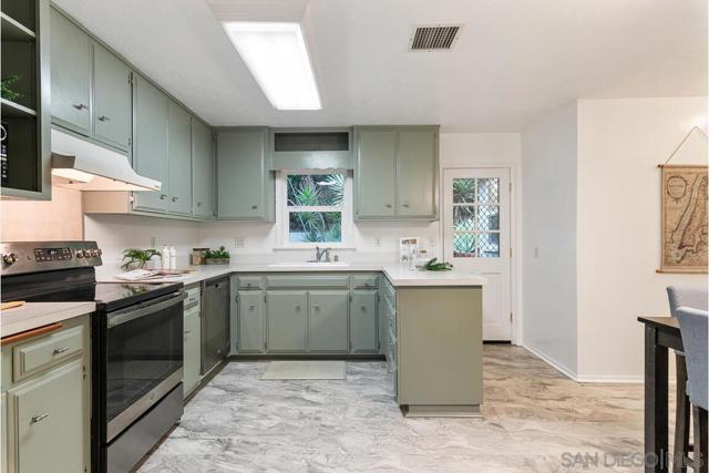 4452 Revillo Dr, San Diego CA: https://media.crmls.org/mediaz/b6c3429a-2dba-41f2-a499-2081d24c821a.jpg
