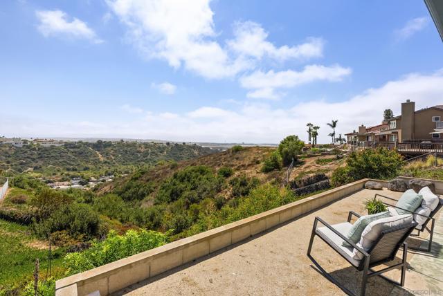 2122 March Pl, San Diego CA: https://media.crmls.org/mediaz/b6c3952a-a6b7-4161-b273-0120976d0285.jpg