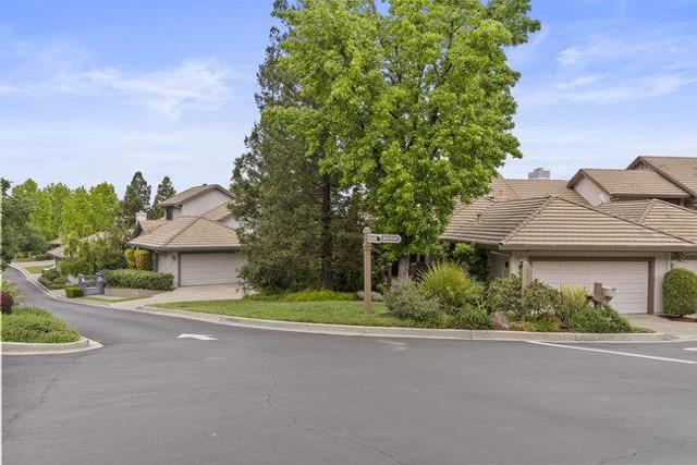 5958 Dry Oak Drive, San Jose CA: https://media.crmls.org/mediaz/b6c51608-1964-4515-9ef9-51ca40f12d61.jpg
