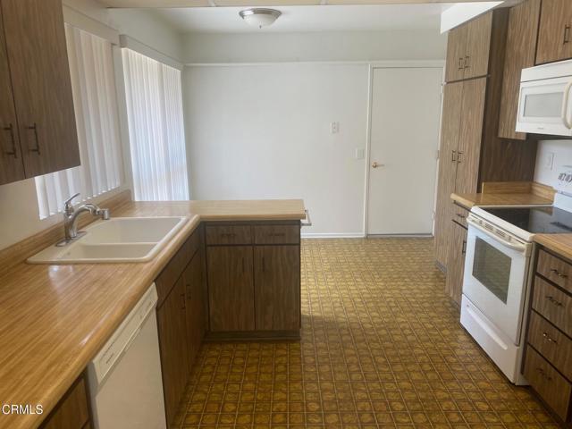 1208 Village 1, Camarillo CA: https://media.crmls.org/mediaz/b6c64ed2-77f4-4978-9c24-8ac08608bb01.jpg