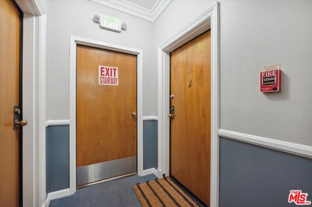 https://media.crmls.org/mediaz/b6c7020b-f099-48e6-957c-96e0be41ac11.jpg?preset=X-Large