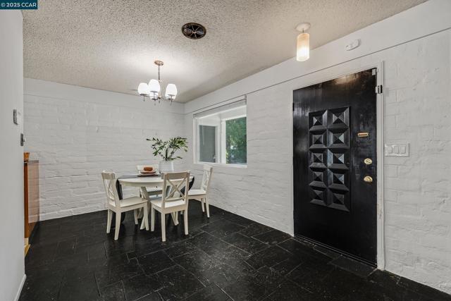 51 Bolla Ave, Alamo CA: https://media.crmls.org/mediaz/b6c74703-53a2-4409-84f2-cf75cc57bade.jpg