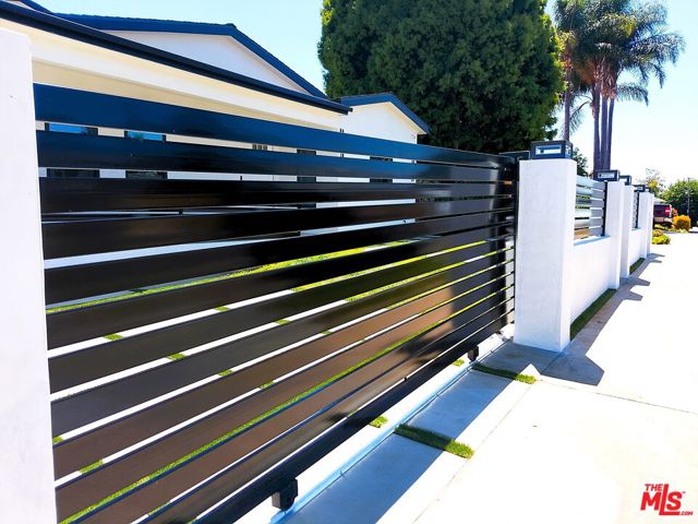 4516 W 63rd Street, Los Angeles CA: https://media.crmls.org/mediaz/b6c78b2a-1eff-4604-9a9e-b8bbd0fb3793.jpg