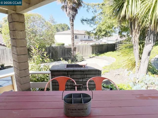 109 Scotts Chute Ct, Richmond CA: https://media.crmls.org/mediaz/b6c7b37e-ba71-4c3c-9ef1-7a93f2960392.jpg