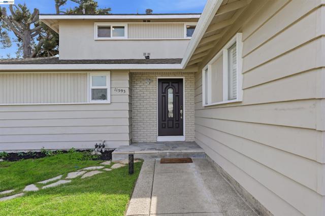 11593 Ladera Ct, Dublin CA: https://media.crmls.org/mediaz/b6c7bf83-652a-47ae-860d-a6bb9dcb3d7f.jpg