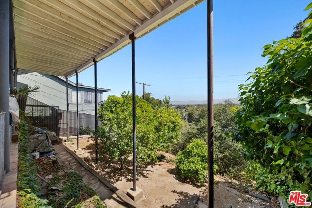 11689 Picturesque Drive, Studio City CA: https://media.crmls.org/mediaz/b6c7eb2f-a300-471e-8fc6-398417c910c2.jpg
