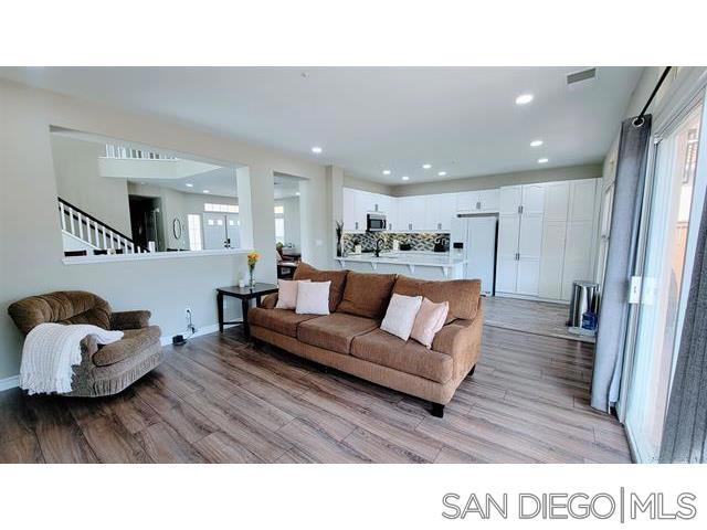 2476 Fallbrook Pl, Escondido CA: https://media.crmls.org/mediaz/b6c7fa11-6326-4c55-beff-492927d18648.jpg