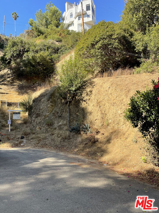 5897 Lorae Place, Los Angeles CA: https://media.crmls.org/mediaz/b6c93e85-3999-4394-9a54-cdc00a6215df.jpg
