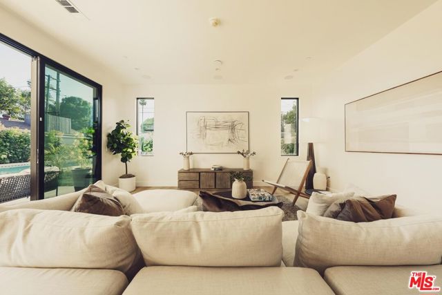 5725 Katherine Avenue, Sherman Oaks CA: https://media.crmls.org/mediaz/b6cadc1e-28b1-49a9-84aa-dd2b3b218744.jpg