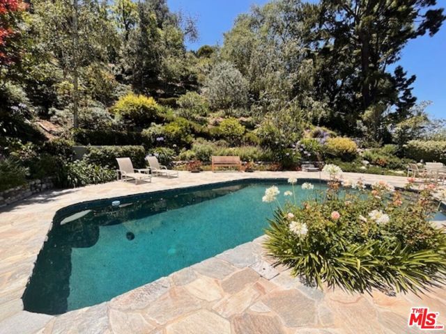 9420 Eden Drive, Beverly Hills CA: https://media.crmls.org/mediaz/b6cae50b-71c1-45a2-a9f8-1975e6731061.jpg