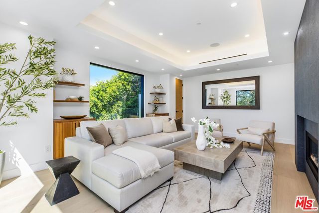 14899 Round Valley Drive, Sherman Oaks CA: https://media.crmls.org/mediaz/b6cb261c-a212-48f9-9ca0-a6dbc18c85da.jpg
