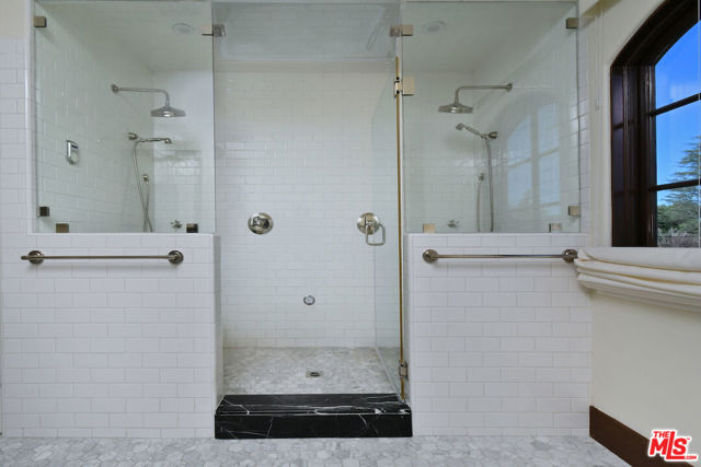 4352 Forman Avenue, Toluca Lake CA: https://media.crmls.org/mediaz/b6cb3ca4-d550-4872-a671-3ddd108fc244.jpg