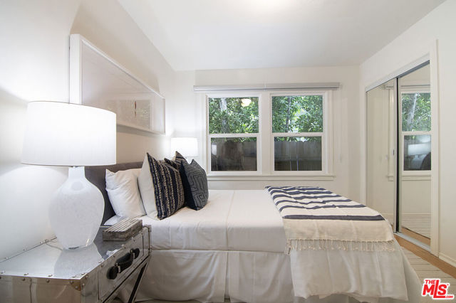565 N Arden Boulevard, Los Angeles CA: https://media.crmls.org/mediaz/b6cb4568-3ac5-4bea-b112-8d1753fc66b0.jpg