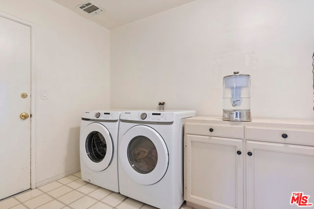 16840 Oak View Drive, Encino CA: https://media.crmls.org/mediaz/b6cc3e4c-4988-4c79-bfc3-f252631e1dd6.jpg