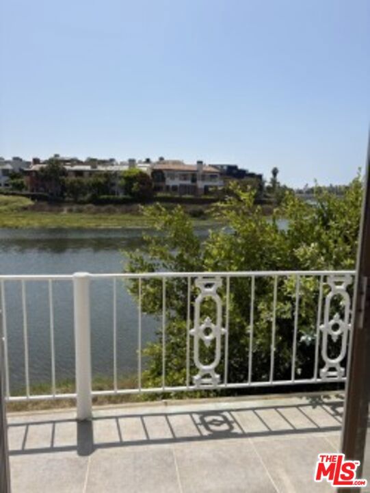 120 Hurricane, Marina del Rey CA: https://media.crmls.org/mediaz/b6cdb501-02bd-42e6-8d0f-ea56dafdeb9d.jpg