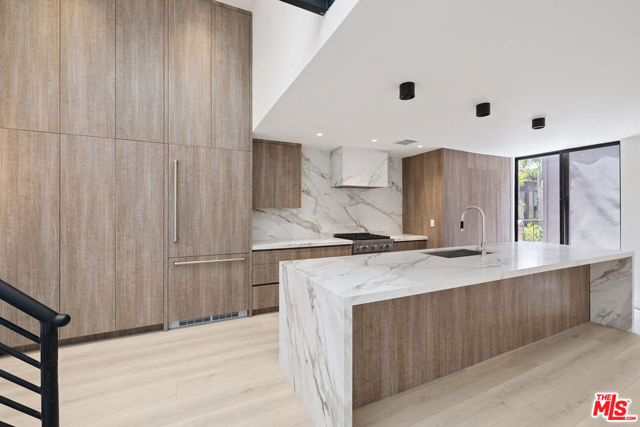 1033 Carol Drive, West Hollywood CA: https://media.crmls.org/mediaz/b6cdc6f7-0ba2-443a-b8df-b5981b128963.jpg