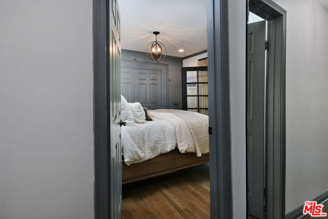 18033 Rosita Street, Encino CA: https://media.crmls.org/mediaz/b6ce3fcc-1094-45ce-a774-55e70846874a.jpg