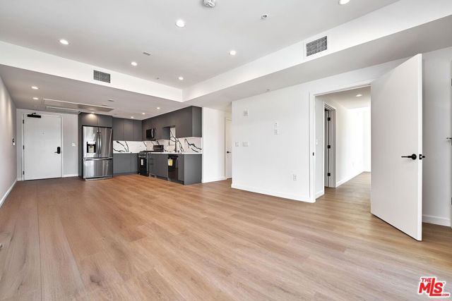 321 S Oxford Avenue, Los Angeles CA: https://media.crmls.org/mediaz/b6ce9acb-d1c7-45de-be6e-351ba125d377.jpg
