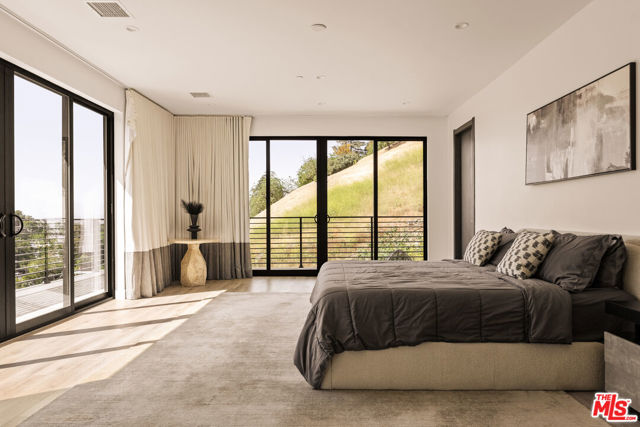 3820 Knobhill Drive, Sherman Oaks CA: https://media.crmls.org/mediaz/b6ceeb5c-56b7-4179-bce3-da51842e2f62.jpg