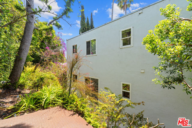 631 Pier Avenue, Santa Monica CA: https://media.crmls.org/mediaz/b6cf59fd-8ec4-4d73-9d8e-c569f3979a5a.jpg
