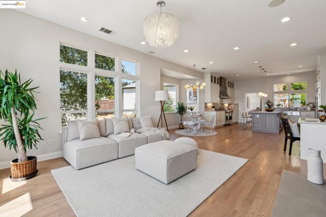 16032 Broadway Ter, Oakland CA: https://media.crmls.org/mediaz/b6cf77db-74fa-4e57-bc51-908e0e9102d7.jpg