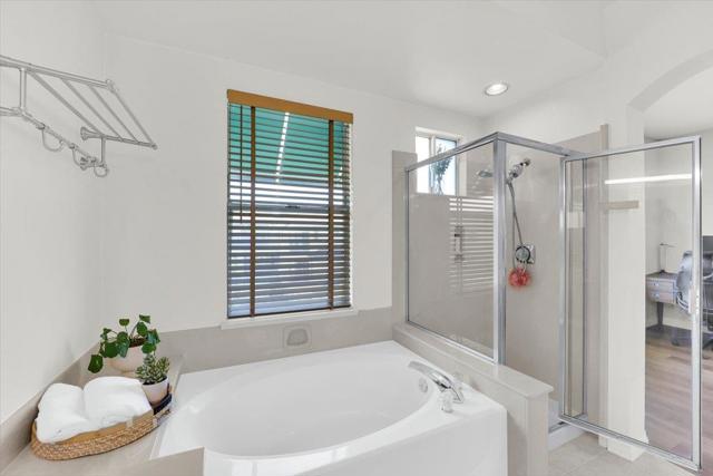 401 Baltic Circle,  CA: https://media.crmls.org/mediaz/b6cf8dca-5d35-4c2d-b994-88c1a3cee2e1.jpg