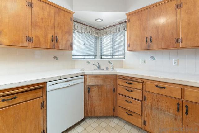 5824 Kent Pl, San Diego CA: https://media.crmls.org/mediaz/b6cf986f-95e8-4c7b-b82c-1d3066ef9c8d.jpg