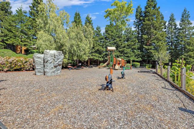 32 Maximo Ct, Danville CA: https://media.crmls.org/mediaz/b6d0873b-449c-4c77-b343-276145606384.jpg