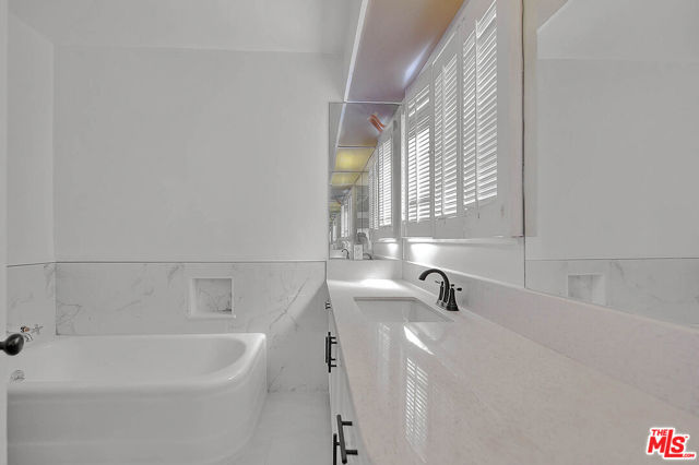 4090 Creed Avenue, Los Angeles CA: https://media.crmls.org/mediaz/b6d0ad75-a7e1-47c4-9599-479170a3acf8.jpg