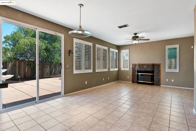 2 Quiet Path Ct, Pittsburg CA: https://media.crmls.org/mediaz/b6d1424f-f56f-41b5-8b8a-24af051dac14.jpg