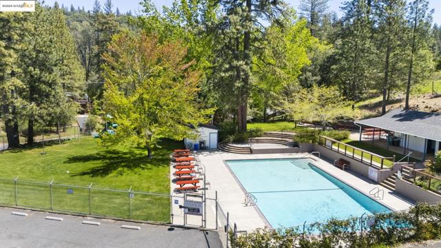 20581 Gerber Rd, Tuolumne CA: https://media.crmls.org/mediaz/b6d1db50-de8f-44e0-8cf3-fd9504d06826.jpg