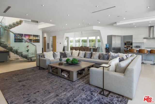 429 N Sweetzer Avenue, Los Angeles CA: https://media.crmls.org/mediaz/b6d2a629-719c-400e-9ad5-ce89b4899a0d.jpg